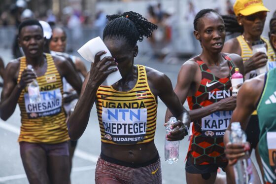 La ugandesa Rebecca Cheptegei (c) en el maratón de los Campeonatos de Mundiales de Atletismo en Budapest.EFE/EPA/Istvan Derencsenyi HUNGARY OUT