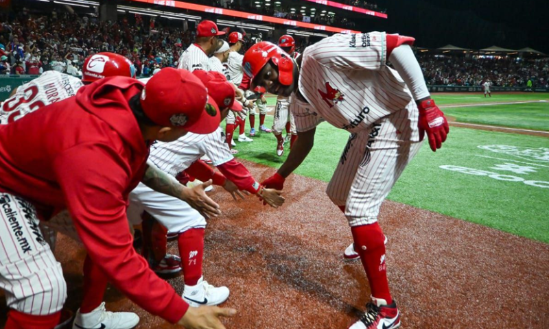Foto (cortesía): Diablos Rojos del México / A punta de batazos, Diablos Rojos del México aplastaron 17-0 a los Sultanes de Monterrey en el Juego 2 de la Serie del Rey 2024 de la LMB.