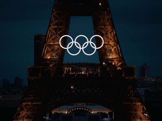 La Torre Eiffel con los aros olímpicos. EFE/EPA/ALEX PLAVEVSKI