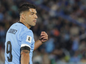 Luis Suárez, delantero y capitán de Uruguay, fue registrado este viernes, 6 de septiembre, durante un partido contra Paraguay por la fecha 7 de las eliminatorias suramericanas al Mundial FIFA de 2026, en el estadio Centenario en Montevideo (Uruguay). EFE/Gastón Britos