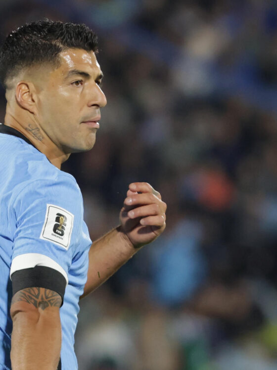 Luis Suárez, delantero y capitán de Uruguay, fue registrado este viernes, 6 de septiembre, durante un partido contra Paraguay por la fecha 7 de las eliminatorias suramericanas al Mundial FIFA de 2026, en el estadio Centenario en Montevideo (Uruguay). EFE/Gastón Britos