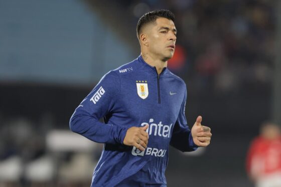 Luis Suárez de Uruguay calienta en un partido de las eliminatorias sudamericanas para el Mundial de 2026. EFE/ Gastón Britos