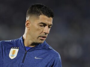 Luis Suárez de Uruguay calienta en un partido de las eliminatorias sudamericanas para el Mundial de 2026. EFE/ Gastón Britos