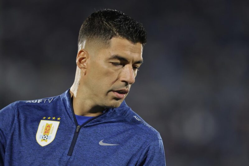 Luis Suárez de Uruguay calienta en un partido de las eliminatorias sudamericanas para el Mundial de 2026. EFE/ Gastón Britos