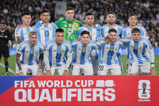 Jugadores de Argentina forman en un partido de las eliminatorias sudamericanas para el Mundial 2026 en el estadio Más Monumental en Buenos Aires (Argentina). EFE/STR