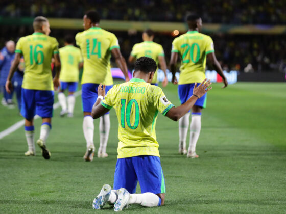 Rodrygo (c), delantero de Brasil, fue registrado este viernes, 6 de septiembre, al celebrar de rodillas un gol que le anotó a Ecuador, durante un partido de la fecha 7 de las eliminatorias suramericanas al Mundial FIFA de 2026, en el estadio Couto Pereira de Curitiba (Brasil). EFE/Andre Coelho CONCACAF