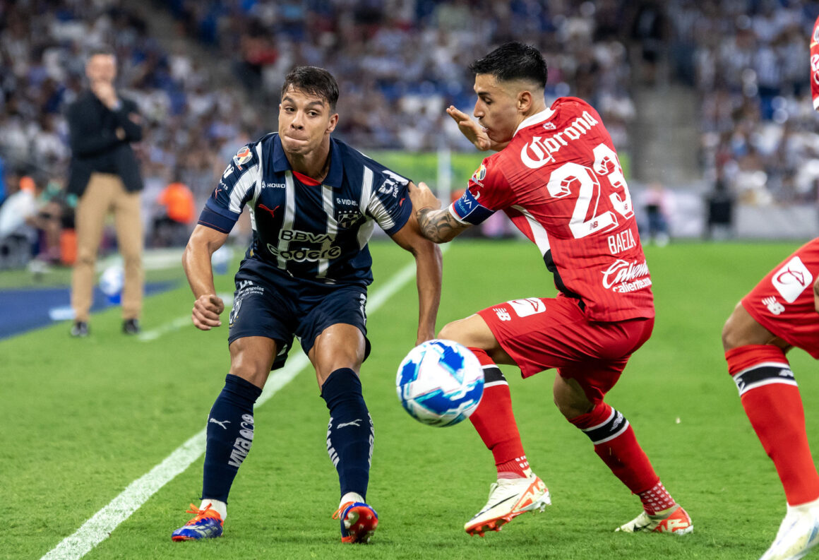 Oliver Torres (i) de Rayados disputa el balón con Claudio Baeza (d) de Toluca. Imagen de archivo. EFE/ Miguel Sierra
