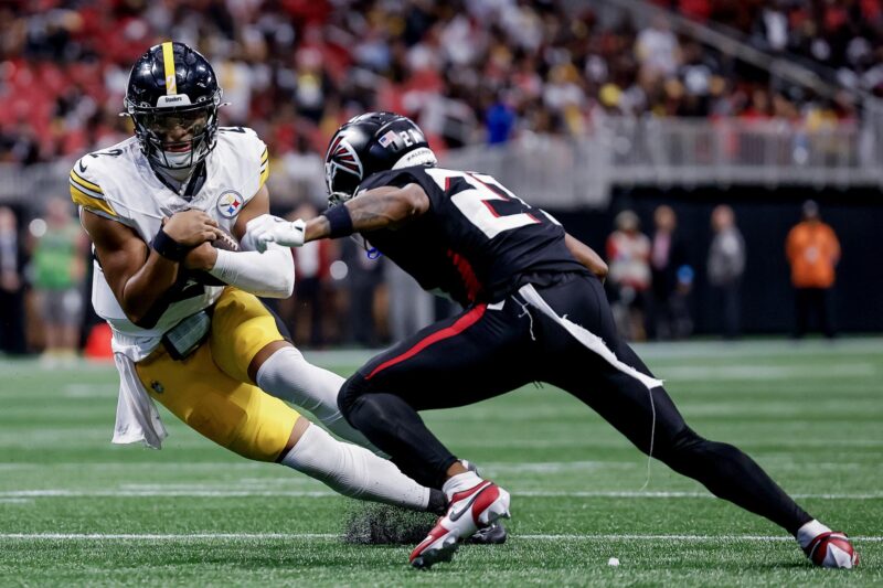 Justin Fields (i), mariscal de campo de los Pittsburgh Steelers. EFE/EPA/ERIK S. LESSER