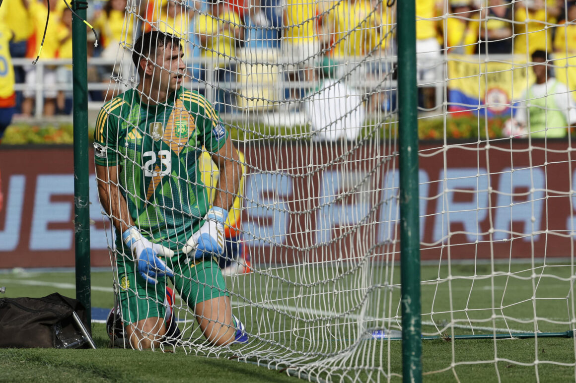 Emiliano Martínez (i), guardameta de Argentina, fue registrado este martes, 10 de septiembre, tras recibir un gol de Colombia, durante la jornada 8 de las eliminatorias suramericanas al Mundial FIFA de 2026, en el estadio Metropolitano de Barranquilla (Colombia). EFE/Mauricio Dueñas