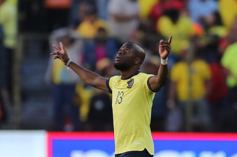 Enner Valencia de Ecuador celebra su gol en un partido de las eliminatorias sudamericanas para el Mundial de 2026. EFE/ José Jácome