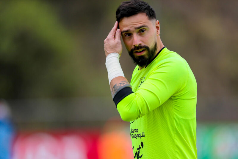 El arquero de la selección de fútbol de Ecuador, Hernán Galindez, participa durante un entrenamiento en Quito (Ecuador). EFE/José Jácome
