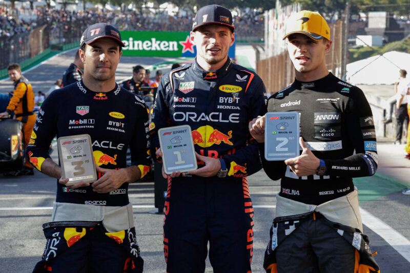 El neerlandés Max Verstappen, de Red Bull Racing (c), el británico Lando Norris de McLaren (d) y el mexicano Sergio Pérez de Red Bull Racing, en una foto de archivo. EFE/ Isaac Fontana
