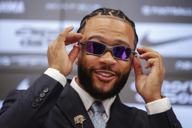El delantero neerlandés Memphis Depay fue presentado este jueves como nuevo refuerzo del Corinthians en el estadio Neo Química Arena, en Sao Paulo. EFE/ Sebastião Moreira