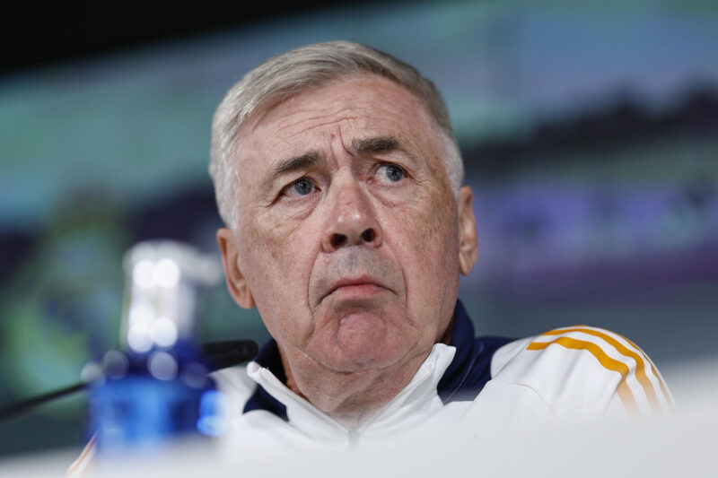 El entrenador del Real Madrid, Carlo Ancelotti, da una rueda de prensa tras el entrenamiento del equipo en la ciudad deportiva del club este viernes. EFE/ Rodrigo Jiménez