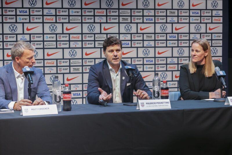 Mauricio Pochettino (C) habla este viernes junto a la presidenta de la Federación de Fútbol de Estados Unidos, Cindy Parlow Cone, y el director deportivo de la Federación de Fútbol de Estados Unidos, Matt Crocker (i), durante su presentación en Nueva York como nuevo seleccionador de Estados Unidos. EFE/EPA/SARAH YENESEL