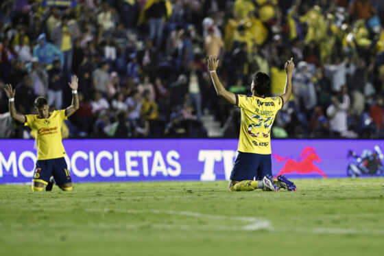 MEX8747. CIUDAD DE MÉXICO (MÉXICO), 14/09/2024.- Jugadores de América celebran un triunfo ante Guadalajara este sábado, durante un partido correspondiente a la jornada 7 del torneo Apertura 2024 en el estadio Ciudad de los Deportes en Ciudad de México (México). EFE/ Sáshenka Gutiérrez