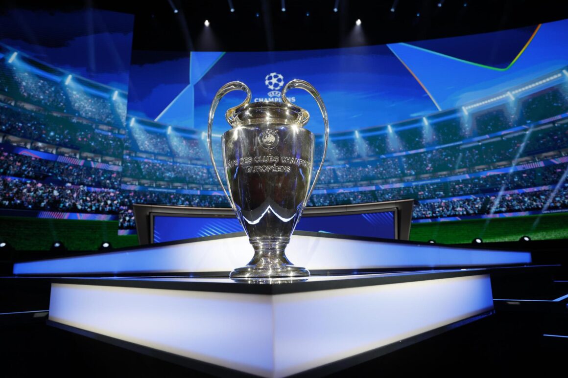 El trofeo de la UEFA Champions League, en una foto de archivo durante el sorteo de la fase liga del nuevo formato del torneo. EFE/EPA/SEBASTIEN NOGIER
