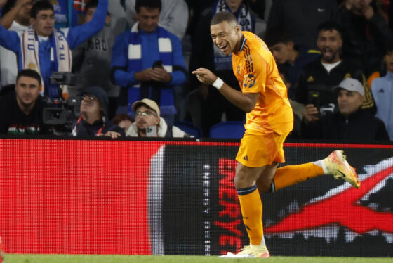 El delantero del Real Madrid Kylian Mbappé celebra su gol durante el partido de la quinta jornada de LaLiga EA Sports entre la Real Sociedad y el Real Madrid, este sábado en el Real Arena de San Sebastián (Deporte-videojuegos) (País Vasco). EFE/Juan Herrero