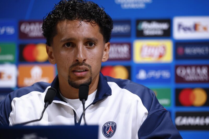 El jugador del Paris Saint-Germain Marquinhos durante una rueda de prensa en el centro de entrenamiento PSG Campus en Poissy, al oeste de París. EFE/EPA/YOAN VALAT