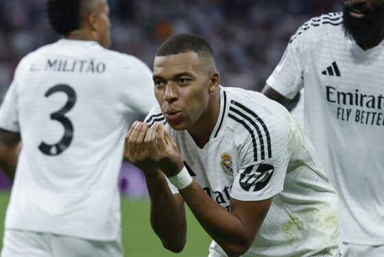 El delantero del Real Madrid Kylian Mbappé celebra su gol, el primer gol del equipo blanco, durante el encuentro correspondiente a la primera jornada de la Liga de Campeones que Real Madrid y Vfb Stuttgart disputan hoy martes en el estadio Santiago Bernabéu, en Madrid. EFE/Kiko Huesca (TV/Streaming, Fin de semana)