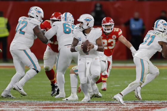 Fotografía de archivo en la que se registró a Tua Tagovailoa (c), mariscal de campo de los Miami Dolphin, durante un partido de la NFL contra los Kansas City Chiefs, en Frankfurt. (NFL-Alemania) EFE/Ronald Wittek