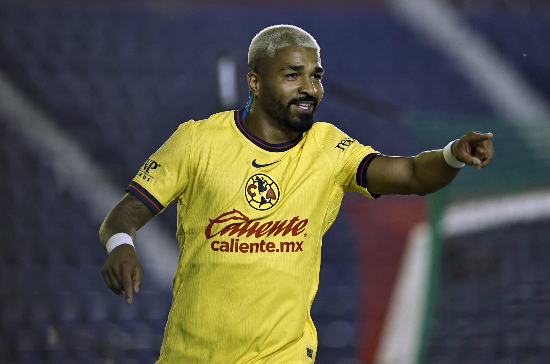 MEX8972. CIUDAD DE MÉXICO (MÉXICO), 17/09/2024.- Rodrigo Aguirre de América celebra un gol ante Atlas este martes, durante un partido de la jornada 8 del torneo Apertura 2024 de la Liga MX, en el estadio Ciudad de los Deportes en Ciudad de México (México). EFE/ Sáshenka Gutiérrez