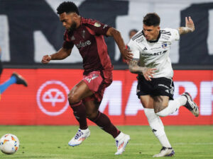 Alan Saldivia (d) de Colo Colo disputa un balón con Miguel Borja de River en el partido de ida de cuartos de final de la Copa Libertadores. EFE/ Osvaldo Villarroel