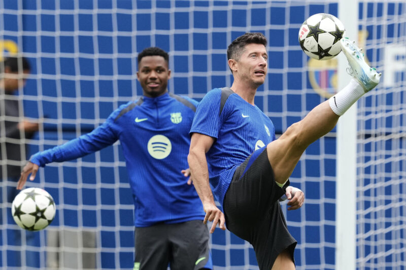 ¿Qué deporte ver por TV/Streaming el fin de semana? Los jugadores del FC Barcelona, Robert Lewandowski y Ansu Fati (i), durante el entrenamiento que el equipo azulgrana ha realizado este miércoles en el estadio Johan Cruyff antes de viajar a Mónaco donde mañana debutan en la Liga de Campeones ante el AC Monaco. EFE/Alejandro García