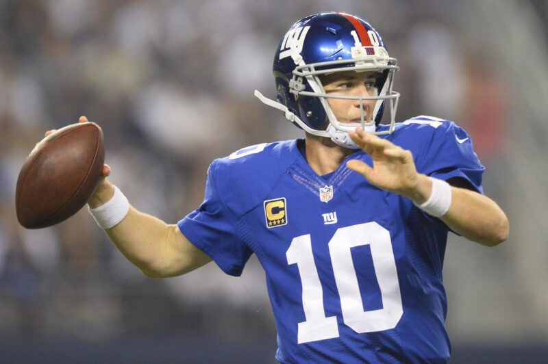 Fotografía de archivo, tomada en septiembre de 2013, en la que se registró al entonces mariscal de campo de los New York Giants, Eli Manning, durante un partido de la NFL, en el estadio AT&T de Arlington (Texas, EE.UU.). Manning fue incluido en la prelista de 167 jugadores elegibles para ingresar el Salón de la Fama de la NFL en 2025. EFE/Larry W. Smith