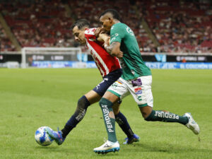 Alan Mozo (i) de Guadalajara disputa el balón con Edgar Guerra de León este miércoles, durante un partido de la jornada 8 del torneo Apertura 2024 de la liga del fútbol mexicano, en el Estadio Akron de Guadalajara (México). EFE/ Francisco Guasco