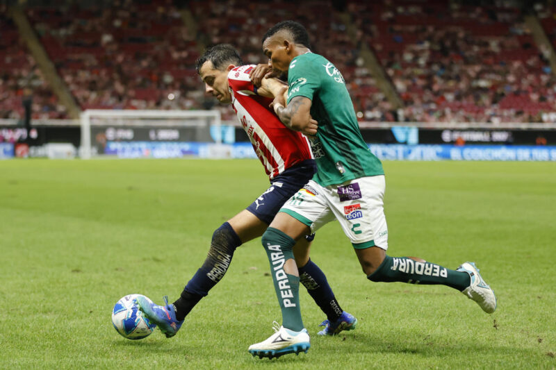 Alan Mozo (i) de Guadalajara disputa el balón con Edgar Guerra de León este miércoles, durante un partido de la jornada 8 del torneo Apertura 2024 de la liga del fútbol mexicano, en el Estadio Akron de Guadalajara (México). EFE/ Francisco Guasco