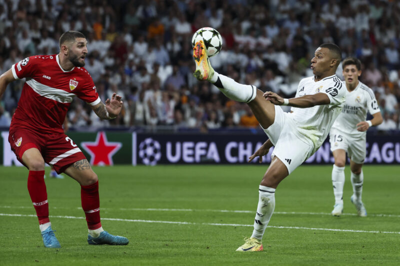 ¿Qué deporte ver por TV/Streaming el fin de semana? Kylian Mbappe (d) en el estadio Santiago Bernabéu, en Madrid. EFE/Kiko Huesca