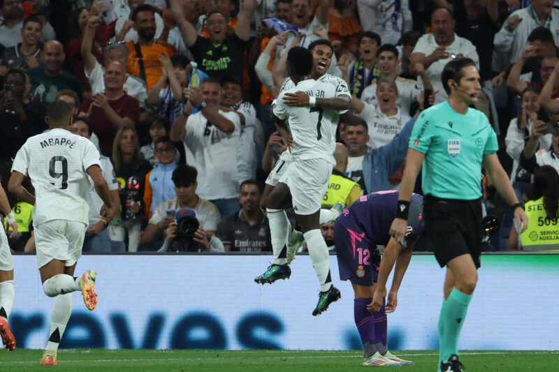 Los jugadores brasileños del Real Madrid, Vinicius y Rodrigo, celebran el segundo gol del equipo madridista durante el encuentro correspondiente a la sexta jornada de Laliga EA Sports que disputaron Real Madrid y Espanyol en el estadio Santiago Bernábeu, en Madrid. EFE / Kiko Huesca.