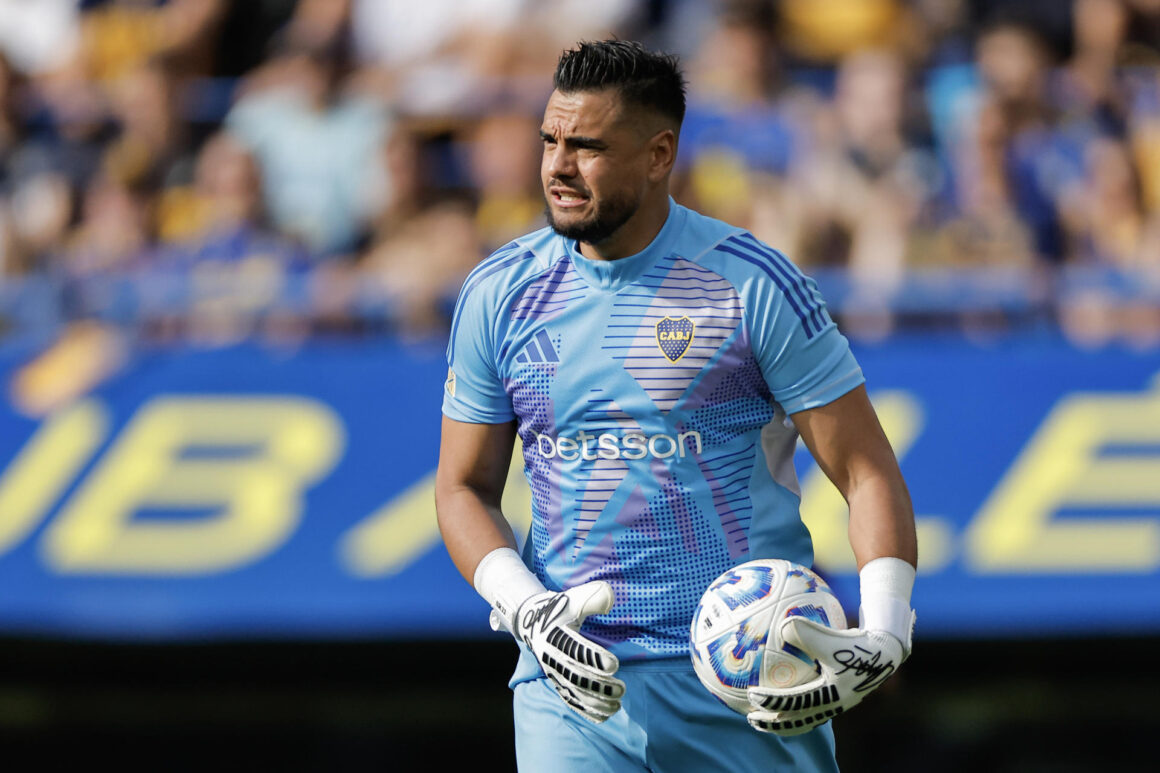 AME1439. BUENOS AIRES (ARGENTINA), 21/09/2024.- Sergio Romero de Boca sostiene un balón este sábado, en un partido de la fecha 15 de la Primera División entre Boca Juniors y River Plate en el estadio Alberto José Armando en Buenos Aires (Argentina). EFE/ Juan Ignacio Roncoroni