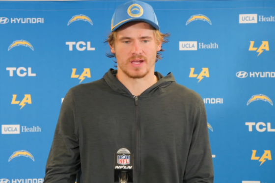 Justin Herbert en conferencia de prensa tras salir por lesión en la derrota de Los Angeles Chargers en la Semana 3 de la NFL (Foto: Captura de pantalla Los Angeles Chargers)