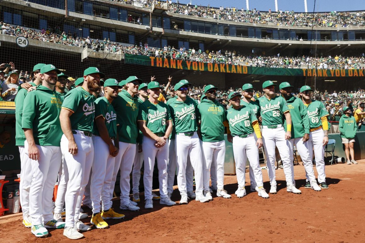 Oakland (United States), 26/09/2024.- The 2024 Oakland Athletics team pose for a photos in front of their dugout before the Major League Baseball game (MLB) between the Texas Rangers and the Oakland Athletics in Oakland, California, USA, 26 September 2024. The Athletics are playing their last game in Oakland since moving to the Bay Area in 1968. The Athletics will be the first Major League Baseball franchise to have moved on four different occasions. The A's started in Philadelphia in 1901, moved to Kansas City in 1955, then to Oakland in 1968, and will move to a temporary location in Sacramento next year, until their new stadium in Las Vegas is built in 2028. The storied ball club Athletics have won nine World Champion titles, and four while they were in Oakland. (Filadelfia) EFE/EPA/JOHN G. MABANGLO