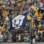 Aficionados de los Pumas fueron registrados este domingo, 21 de julio, al animar a su equipo ante Pachuca, durante un partido de la jornada cuatro del Torneo Apertura del fútbol en México, en el estadio Olímpico Universitario de Ciudad de México. EFE/Isaac Esquivel