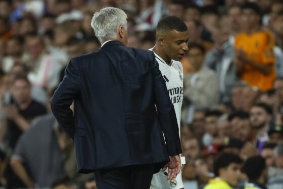 El técnico italiano del Real Madrid, Carlo Ancelotti (i), junto a Kylian Mbappé cuando el delantero francés se retiraba durante el partido ante el Alavés. EFE / Juanjo Martín.