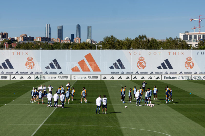Los jugadores del Real Madrid durante el entrenamiento del equipo en la Ciudad Deportiva de Valdebebas antes de su enfrentamiento liguero contra el Atlético de Madrid. EFE/ Daniel González