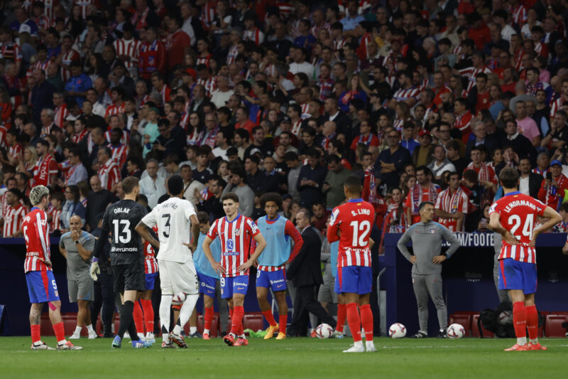 El Metropolitano encararía una sanción de cierre parcial tras el Derbi Jugadores del Atlético y del Real Madrid. en el momento de la suspensión temporal del derbi. EFE/JJ Guillén
