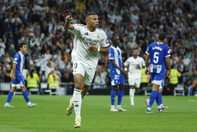 Kylian Mbappé celebra la consecución del segundo gol en el partido entre el Real Madrid y el Alavés, que no pudo terminar por lesión. EFE/Juanjo Martin
