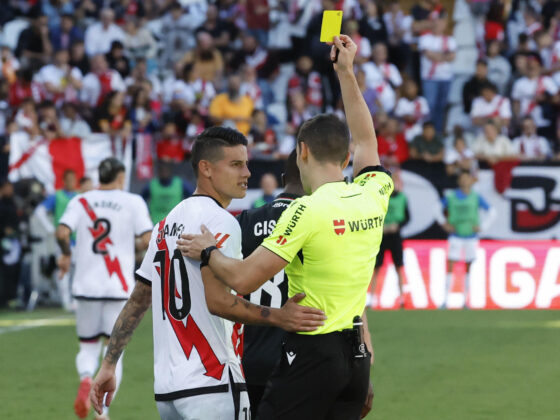 El delantero colombiano del Rayo Vallecano James Rodríguez (i) ve una tarjeta amarilla durante un encuentro correspondiente a la jornada 8 de LaLiga EA Sports disputado entre el Rayo Vallecano y el Leganes en el Estadio de Vallecas en Madrid. EFE/ J.J.Guillén