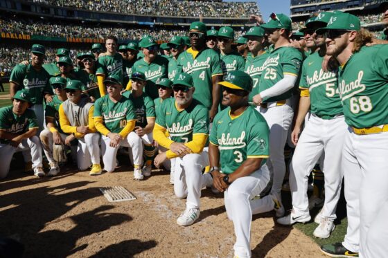 El mánager de los Oakland Athletics Mark Kotsay (c) posa junto a su equipo en Oakland, California (EEUU). EFE/EPA/JOHN G. MABANGLO