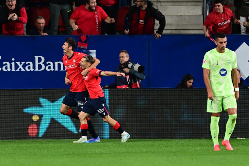 El delantero de Osasuna Ante Budimir (i) celebra con Bryan Zaragoza (2-i) tras marcar ante el Barcelona, durante el partido de LaLiga en Primera División en el estadio de El Sadar, en Pamplona. EFE/Iñaki Porto