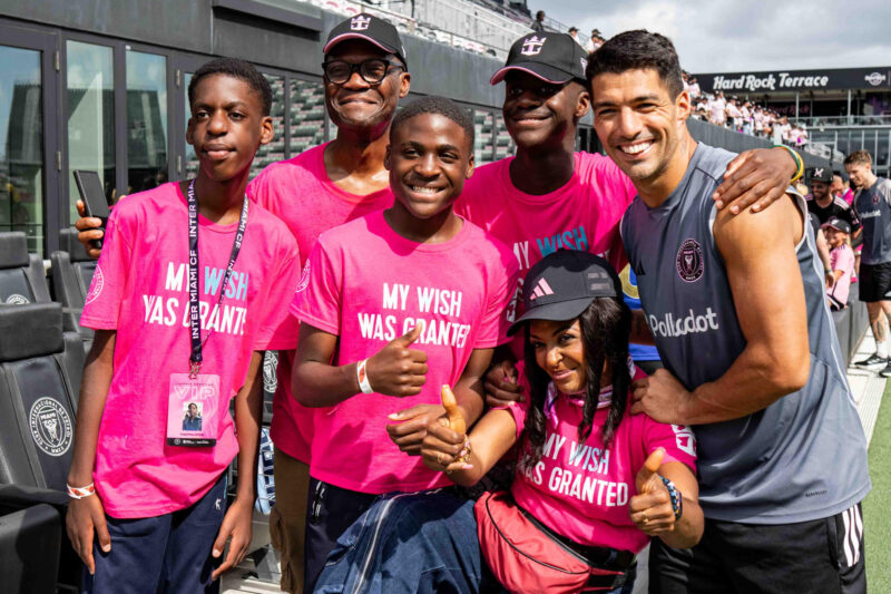 Fotografía del 24 de septiembre de 2024 cedida por Inter Miami CF del uruguayo Luis Suárez durante un evento con niños. EFE/Inter Miami