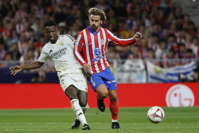 El delantero del Atlético de Madrid Antoine Griezmann (d) pelea una posesión con el delantero brasileño del Real Madrid Vinicius Jr (i) durante el encuentro correspondiente a la jornada 8 de LaLiga EA Sports disputado entre el Atlético de Madrid y el Real Madrid en el estadio Civitas Metropolitano de Madrid. EFE/ Ballesteros