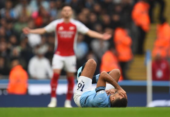 El jugador del Manchester City Rodri tras lesionarse.EFE/EPA/PETER POWELL