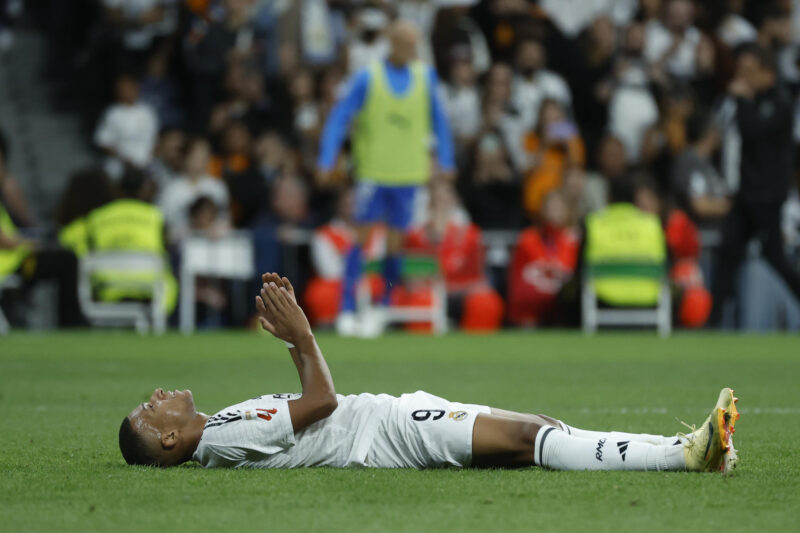 El delantero francés del Real Madrid, Kylian Mbappé, en un momento del encuentro correspondiente a la séptima jornada de Laliga ante el Alavés. EFE / Juanjo Martín.