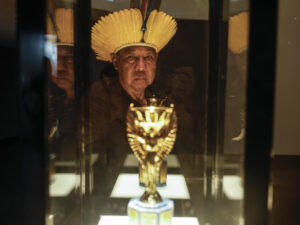 Un líder indígena observa la copa Jules Rimet en el Museo del Fútbol en la sede de la Confederación Brasileña de Fútbol (CBF) en Río de Janeiro. EFE/ Antonio Lacerda
