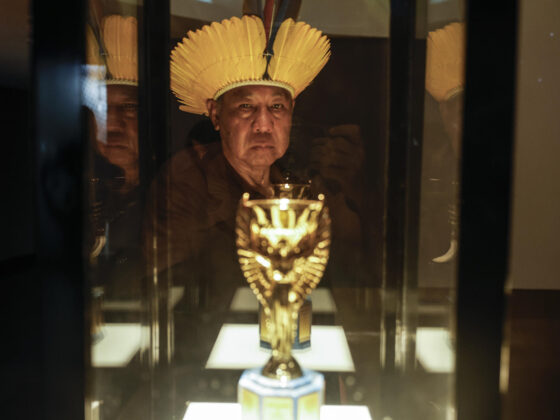 Un líder indígena observa la copa Jules Rimet en el Museo del Fútbol en la sede de la Confederación Brasileña de Fútbol (CBF) en Río de Janeiro. EFE/ Antonio Lacerda